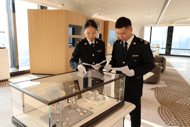 在张园的展柜里，一批进博展品率先亮相。 静安区 供图