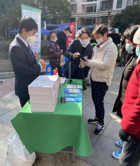 ️建行金汤路网点负责人带领支行员工积极为老年人讲解手机银行使用方法，帮助老年人开通线上支付和查询功能，同时为辖内居民普及金融知识、提供丰富多样的暖心金融服务，并积极开展反洗钱、防范电信诈骗等基础知识、法律法规的宣传工作。