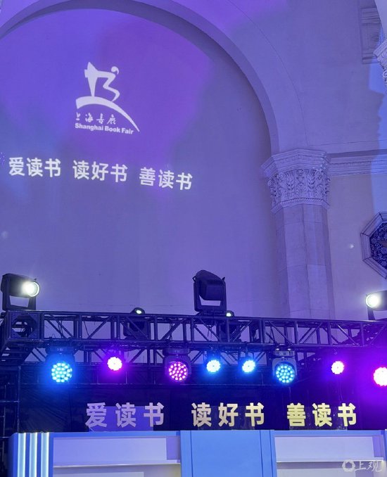 序厅墙壁投影。施晨露摄