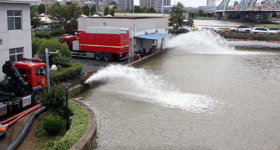 台风“白海豚”影响期间，上海多地重点泵闸开启24小时不间断抢排模式。李茂君 摄