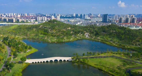 2024年9月9日，上海，位于世博文化公园内的双子山苍翠葱茏。视觉中国 图