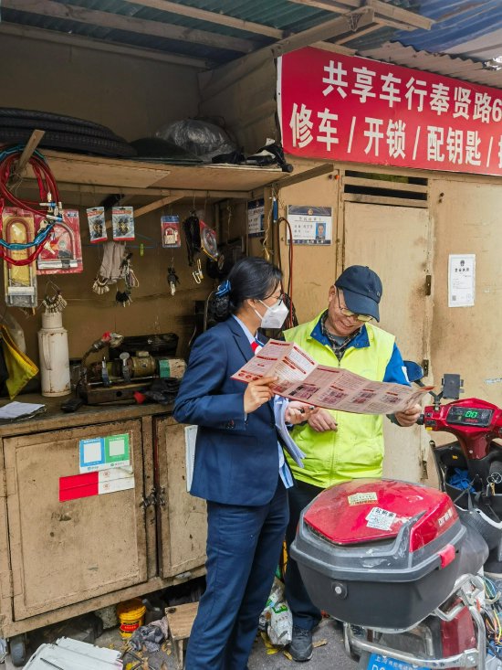 图2静安支行在石门二路街道开展面对面宣讲
