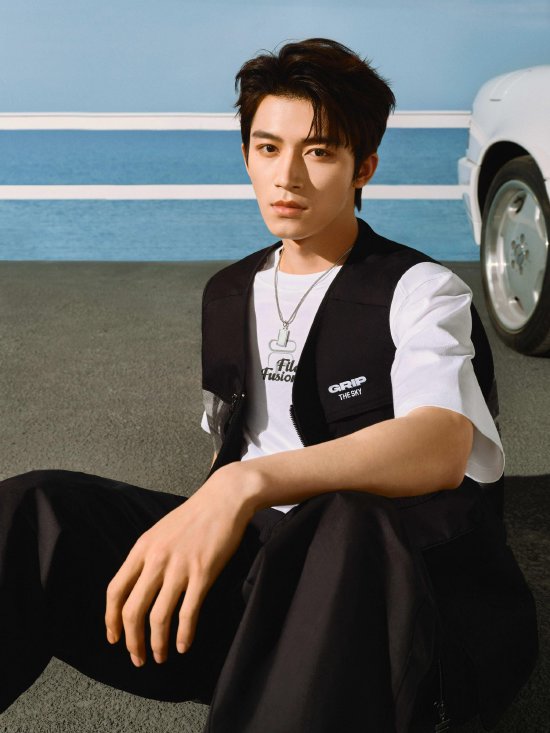 FILA FUSION潮流品牌大使王星越演绎‘FILA FUSION街头新轻年’