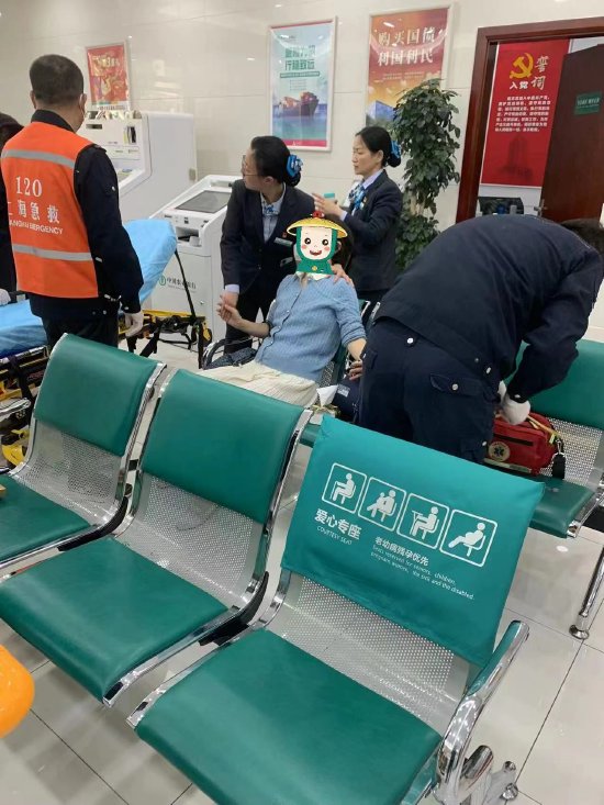 5月11日下午，农行上海嘉定嘉西支行工作人员紧急救助低血糖客户。