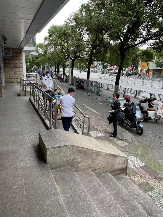 图四为内勤行长在医护人员救治老人期间,全程陪同并妥善保管好老人随身物品。