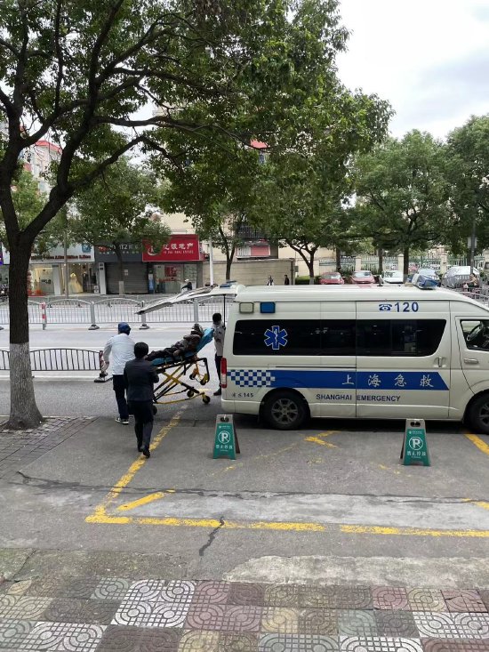 图五为在未联系到老人家属的情况下,内勤行长毫不犹豫地坐上了救护车陪同老人前往医院。