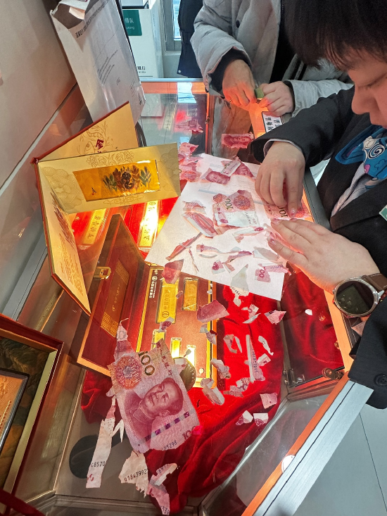 图为农行上海五角场国权支行员工为客户拼接残破币
