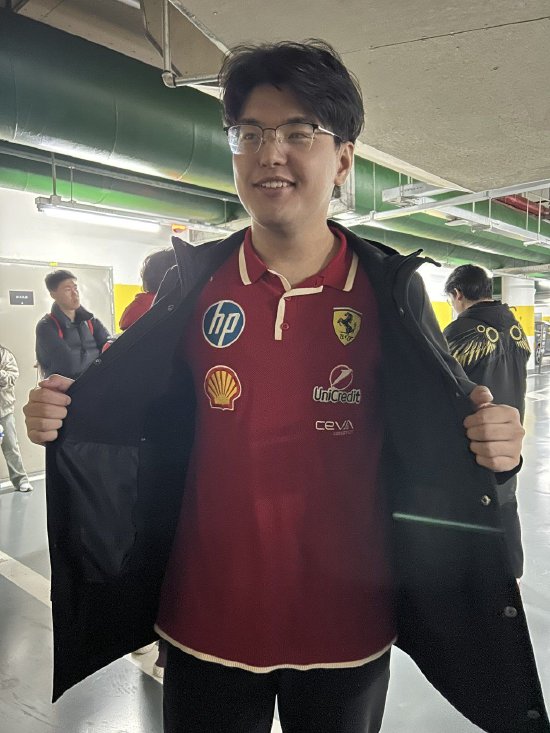 3月19日,上海西岸梦中心,数十名车迷在地下车库守候车手。澎湃新闻记者 李佳蔚 图