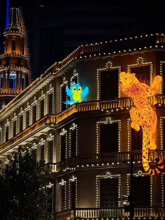 大世界建筑外立面的光影节IP夜鹭、巨型美洲豹形象的光影装置