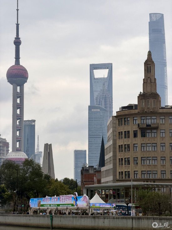 “旧书新知·淘书乐”旧书市集回归始发地苏州河畔樱花谷。施晨露摄