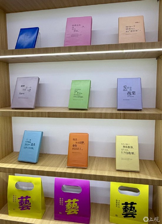 盲盒书的包书纸意外成为读者求购对象。施晨露摄