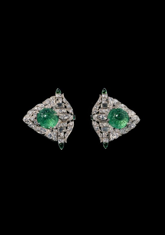 Marcus & Co “Jabot Pin” 风格别针,约1920年,铂金,钻石,缟玛瑙,祖母绿 Faerber典藏 © Faerber-collection Katharina Faerber