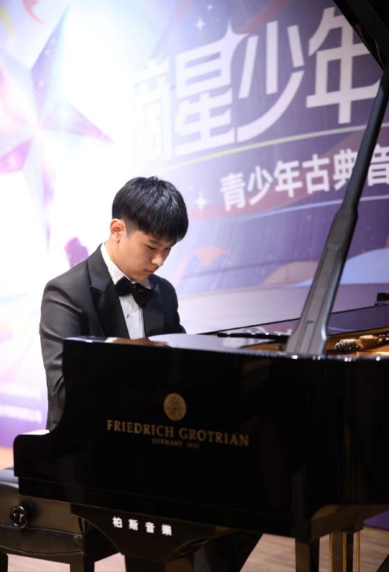 　　现已被上海音乐学院附中指挥专业录取的15岁小艺术家张沐恩，为大家演奏贝多芬的经典作品《C大调钢琴奏鸣曲Op.2, No.3》第四乐章