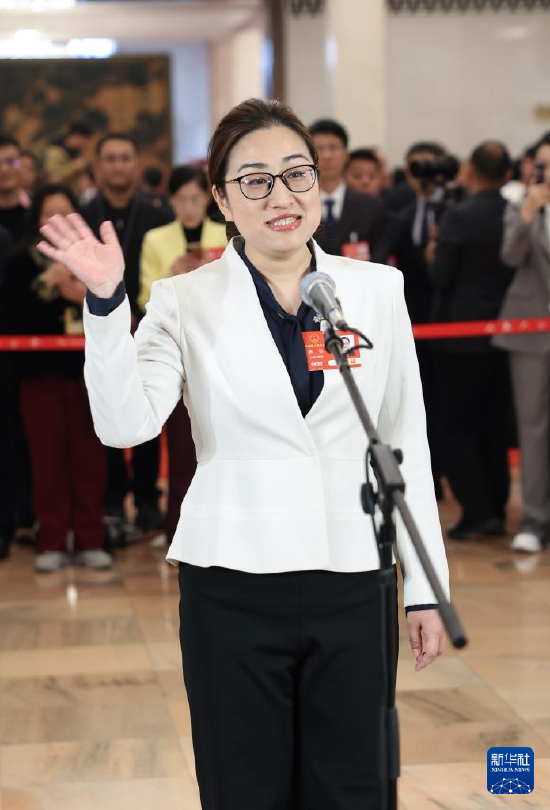 3月8日,第十四届全国人民代表大会第三次会议第二场“代表通道”集中采访活动在北京人民大会堂举行。这是全国人大代表盛弘接受媒体采访。 新华社 图