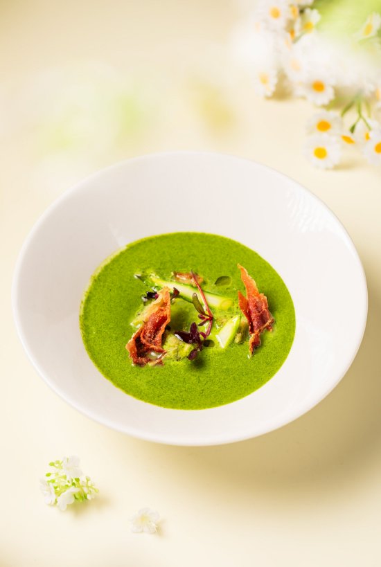 翡翠芦笋汤配香脆火腿片