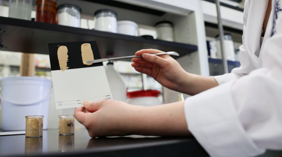 科研人员运用色彩科学对粉底色号进行评估