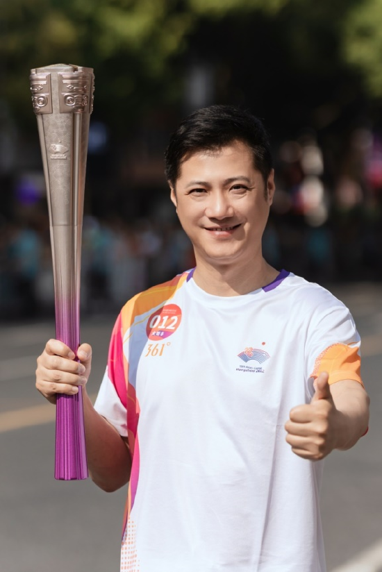 必胜客中国总经理蒯俊在传递火炬