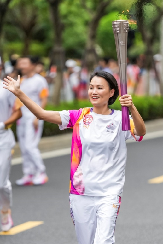 百胜中国首席执行官屈翠容在传递火炬