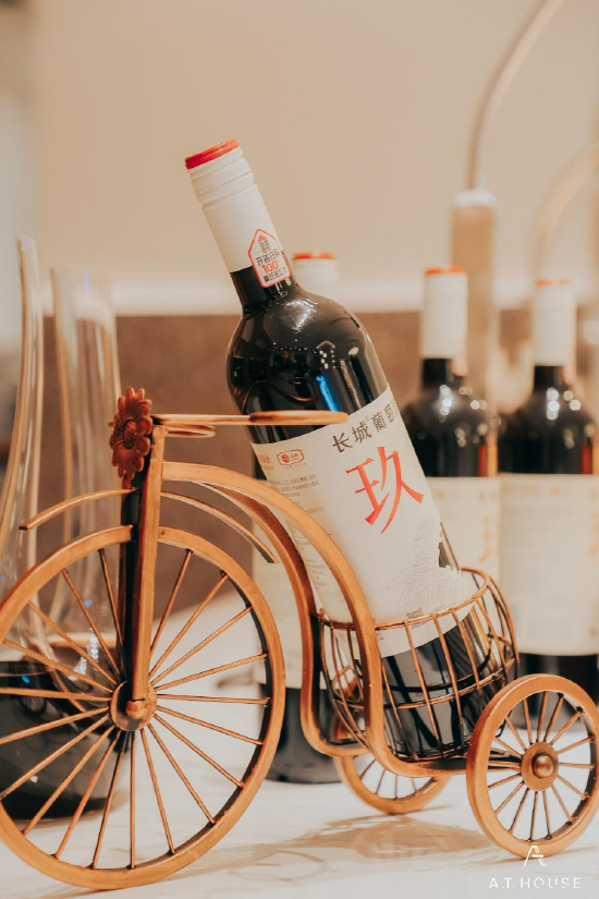 　　葡萄酒是源于土地的艺术品。在种植师与酿酒师的精雕细琢下，自然与时光的精粹，凝练成一瓶长城。正如艺术渴望创新，长城葡萄酒的酿造也是不断突破的过程。而在一往无前的逐美路上，始终不变的是一颗赤诚之心。