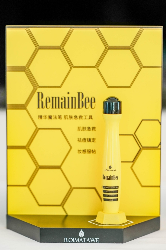 ROIMATAWE 是经过新西兰知识产权局以及毛利委员会批准的注册商标,该品牌以含有天然活性成分的新西兰原料为基础,研发健康食品和天然护肤品。旗下“小蜜蜂精华护眼笔”由新西兰创作型歌手LAURENCE代言。