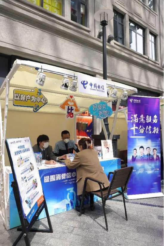 全国劳模、上海电信装维工程师徐珺为用户悉心解答宽带问题