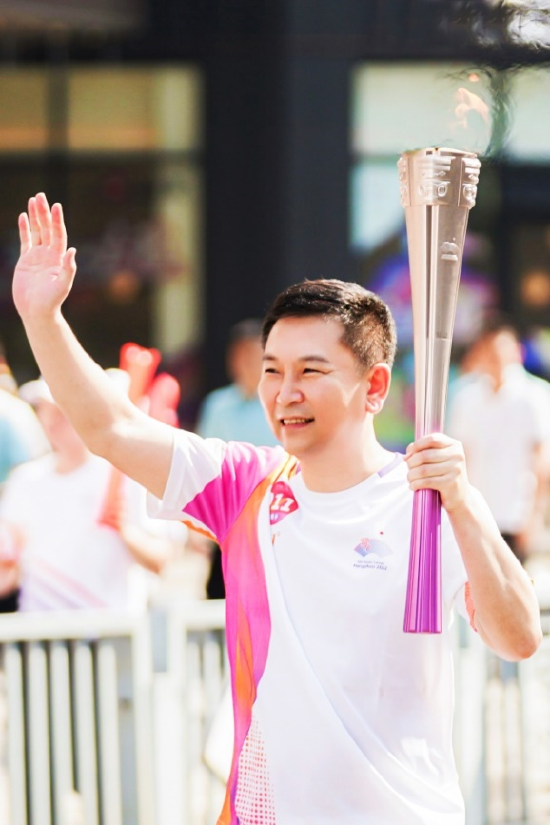 肯德基中国总经理汪涛在传递火炬