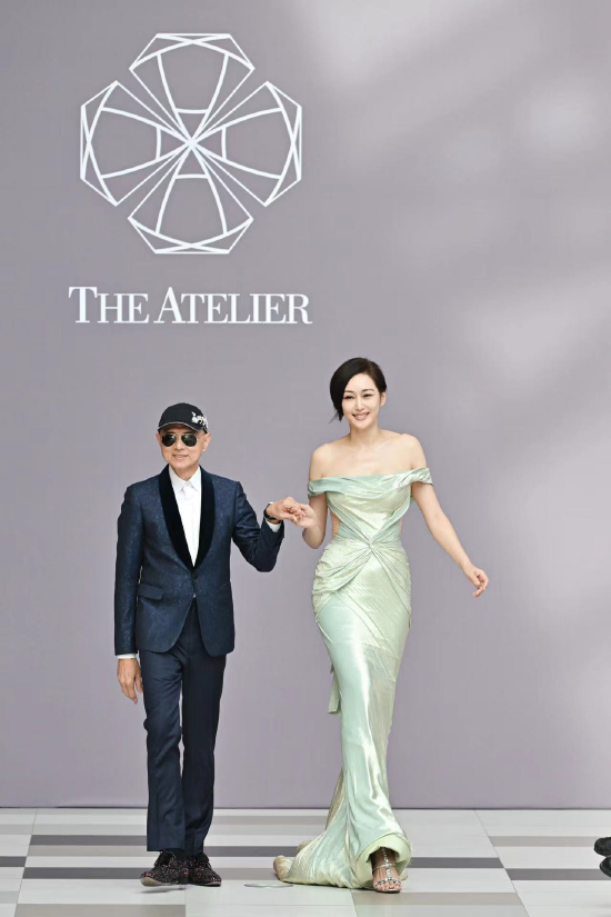 (左:设计师Prof.Jimmy Choo;右:孟广美)
