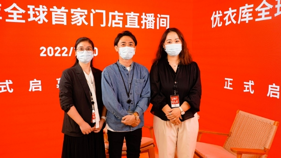 优衣库上海区域经理胡婷婷,上海淮海中路全球旗舰店总店长齊藤惠、副店长王岩出席开业仪式