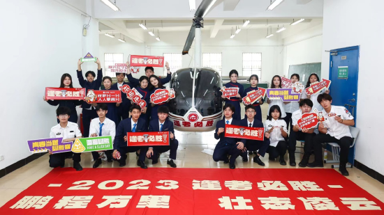 同学们手持“逢考必胜”手牌合照