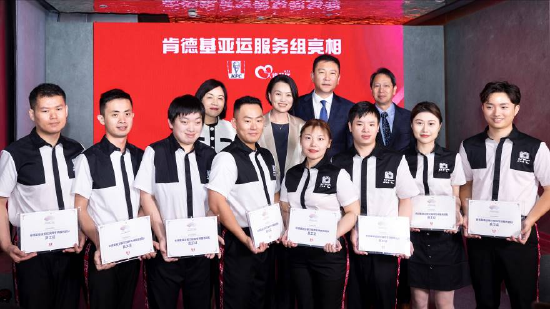 　　百胜中国首席执行官屈翠容（左二）、肯德基中国总经理汪涛（右二）、百胜中国首席人力资源官袁耀宗（右一）、百胜中国首席公共事务官王立志（左一）为肯德基亚运餐饮保障专项服务团队代表颁发纪念版员工证