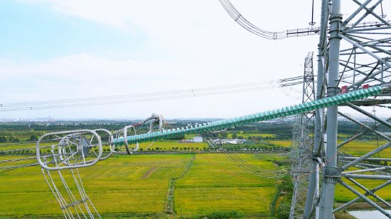 国网上海超高压公司线路检修人员在1000千伏特高压吴塘线开展带电作业消缺工作