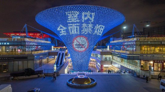 城市地标世博轴控烟宣传。本文图片 上海市卫生健康委、上海市健康促进委员会 供图