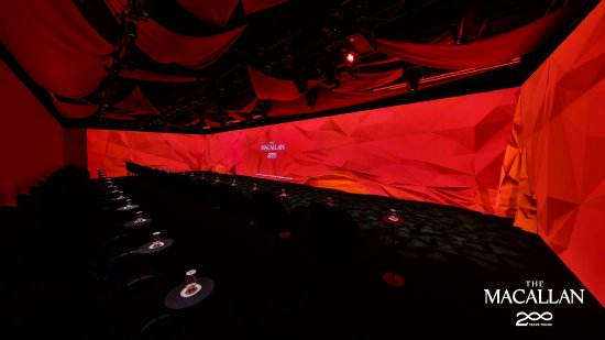 展览二层的传奇放映室以动画特效形式和270度沉浸式设计打造身临其境的氛围。