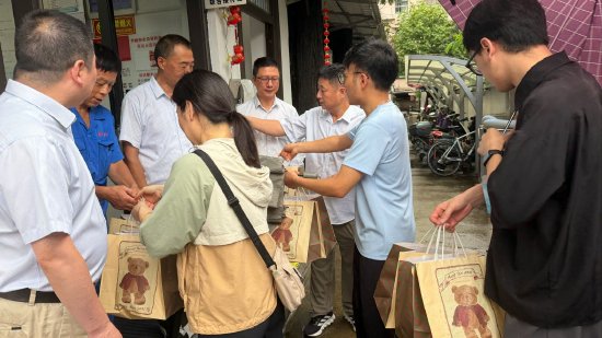 　　8月9日和10日，上海长宁愚园路的一烘焙店在台风天里为邻里送面包。澎湃新闻记者 邹娟 编辑 何羽茜(01:25)