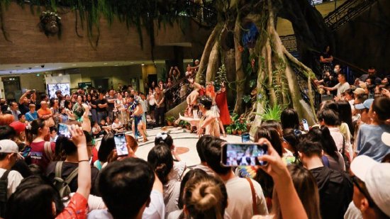 上博“美洲大展”首个夜场活动现场