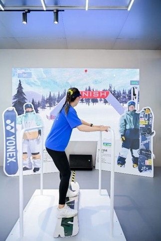 朱琳体验滑雪互动