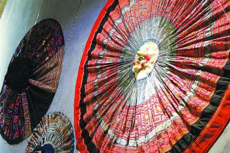 裙摆张开成圆形的苗族圆台裙. 张熠 摄