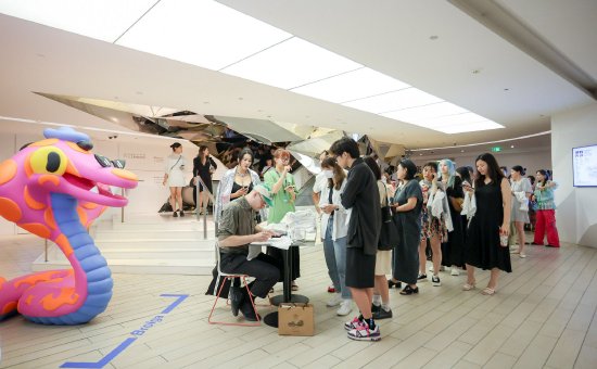 澳洲艺术家Brolga开幕现场T恤绘画互动