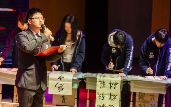 ▲枫华学子现场表演