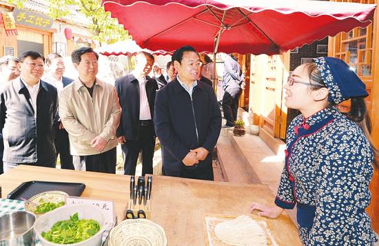 5月15日，省委书记王儒林在晋城市城区北石店镇司徒村调研时，与辞职创业的大阳老范馔面店主范玉洁亲切交谈。记者李联军摄