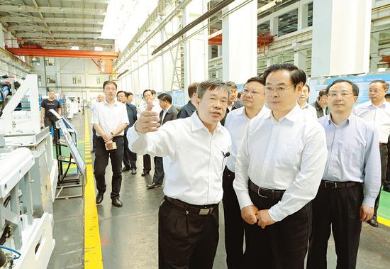 5月24日，省委书记王儒林在中国煤科天地煤机装备公司调研煤机装备创新研发、成果转化情况。　记者 李联军摄