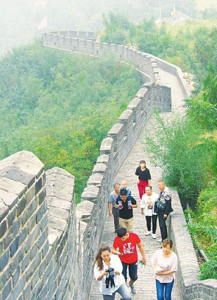 众多游客参观山西娘子关景区 欣赏风景品尝美食(图)