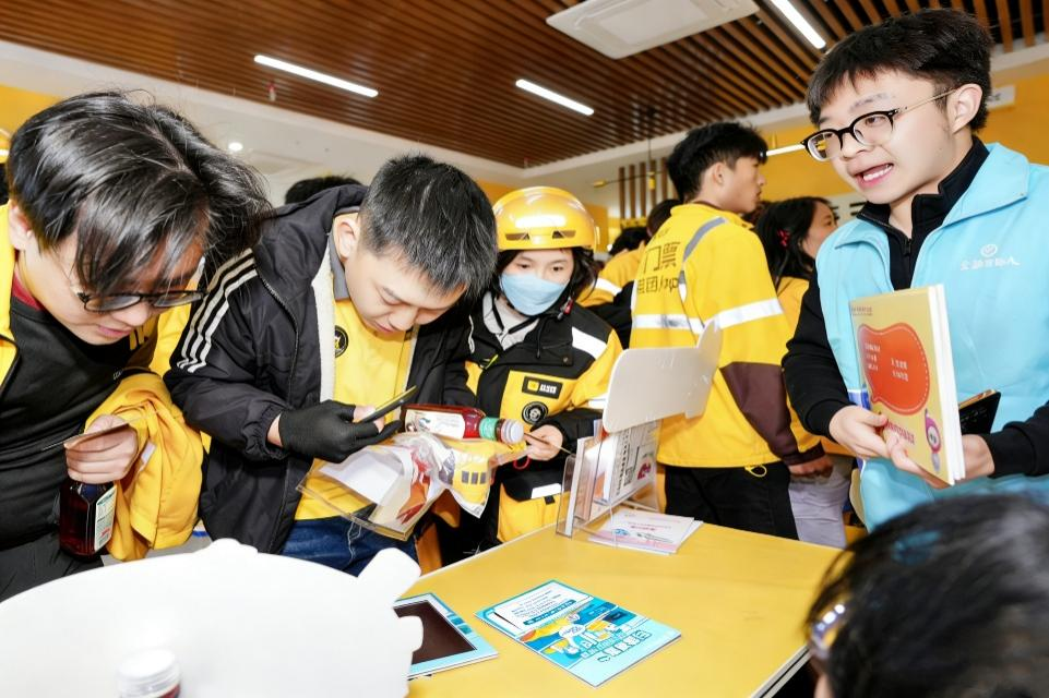 走进骑手驿站开展金融知识宣传