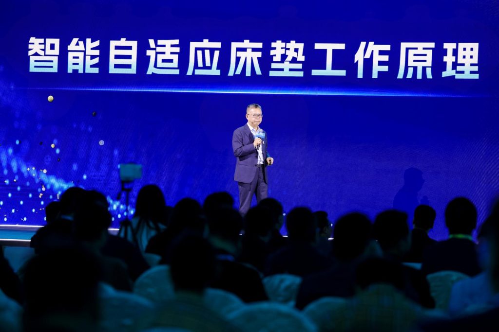 爱梦集团CEO兼舒达中国总裁吴鄂向来宾讲述舒达2.0智能升级