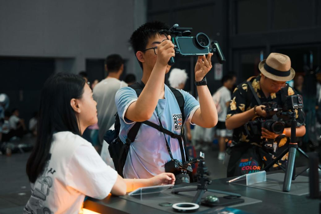 用户在展会上体验SmallRig斯莫格手机拓展套件