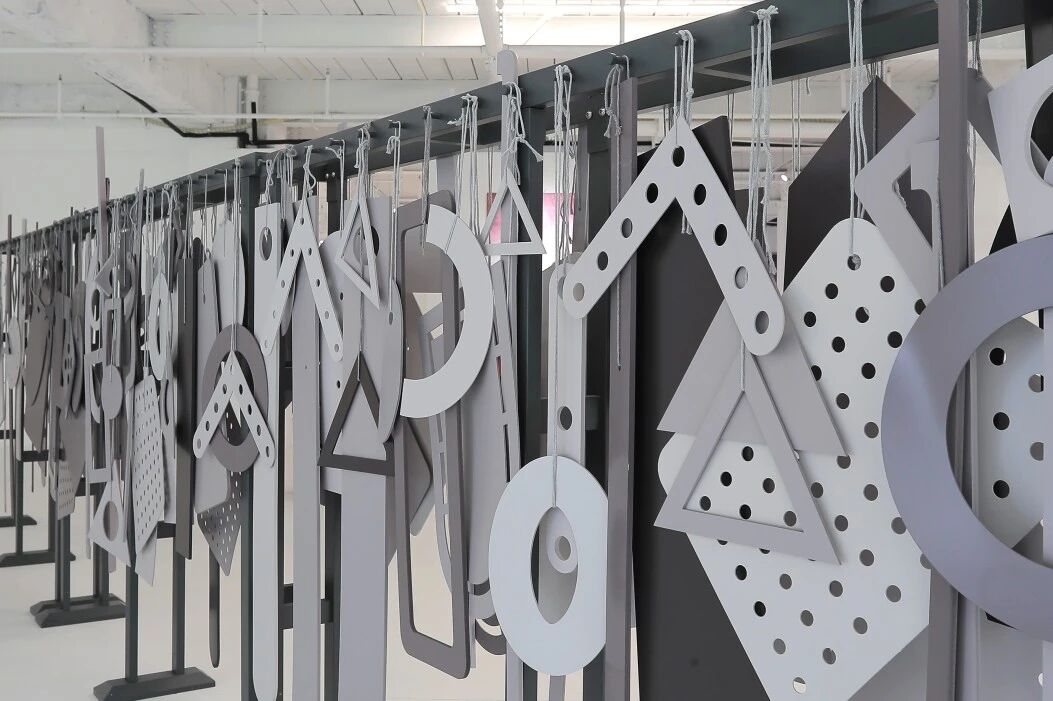 李邦耀 （广州），几何学，202440×750×180 cm，金属架、PVC板