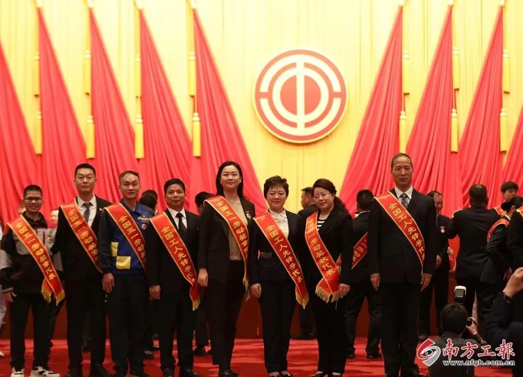 汇川技术工会主席黄向敏（前右二）与其他获奖者合影
图源：南方工报