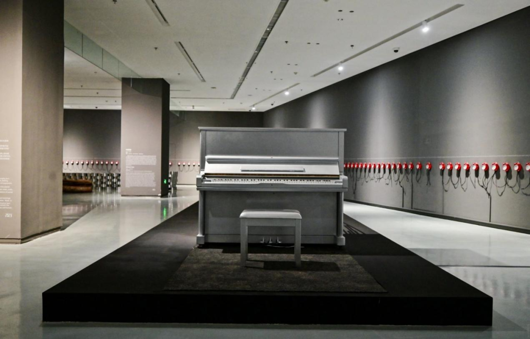 《声音的距离》800x150x130cm 2023声音装置 钢琴、金属尺条、驱动电机