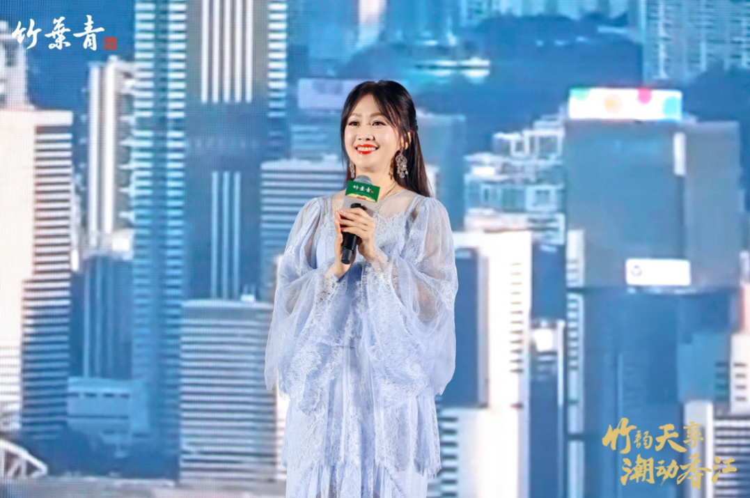 香港演员梁小冰倾情演绎歌曲《万水千山总是情》