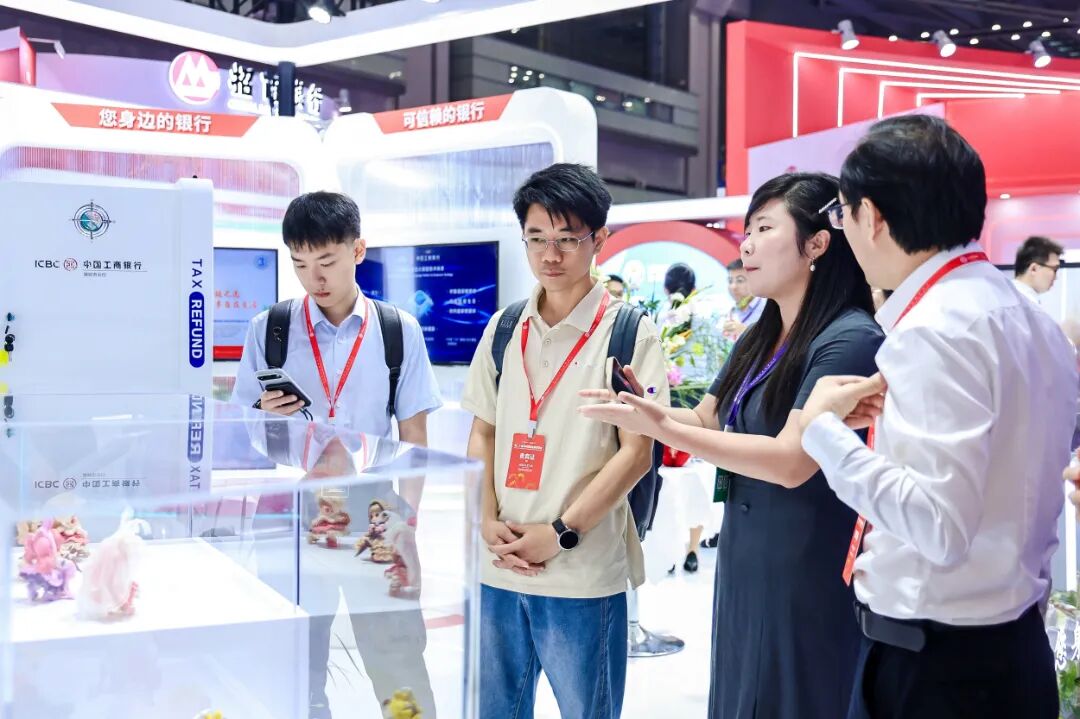 工行深圳市分行工作人员向嘉宾介绍潮玩产品。